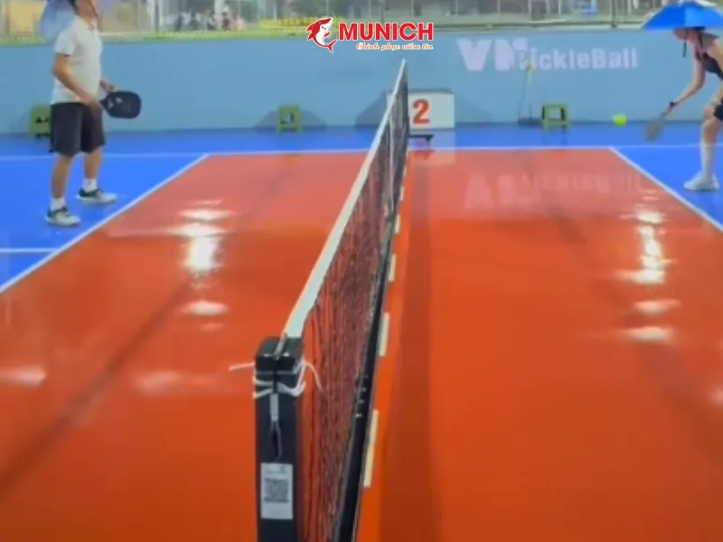 Thợ thi công cẩn thận từng lớp chống thấm xi măng